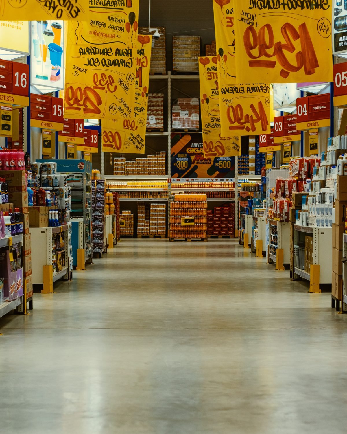Punto de venta con material de oferta y precios destacados, evidencia de verificación de ejecución